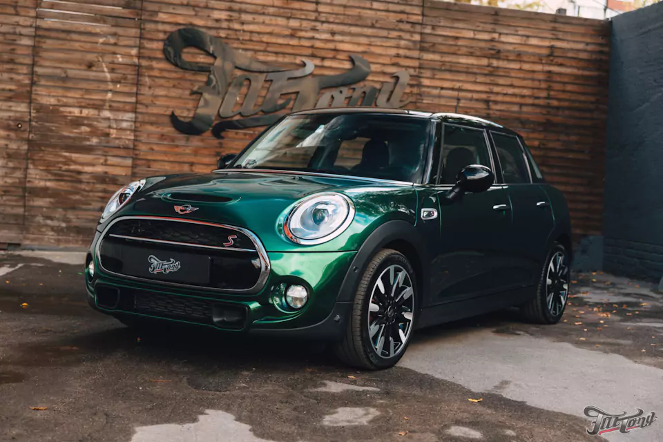 Оклеили Mini Cooper цветным полиуретаном, заменили хромированные детали, окрасили диски и суппорта, выполнили комплекс детейлинг-услуг и техническое обслуживание